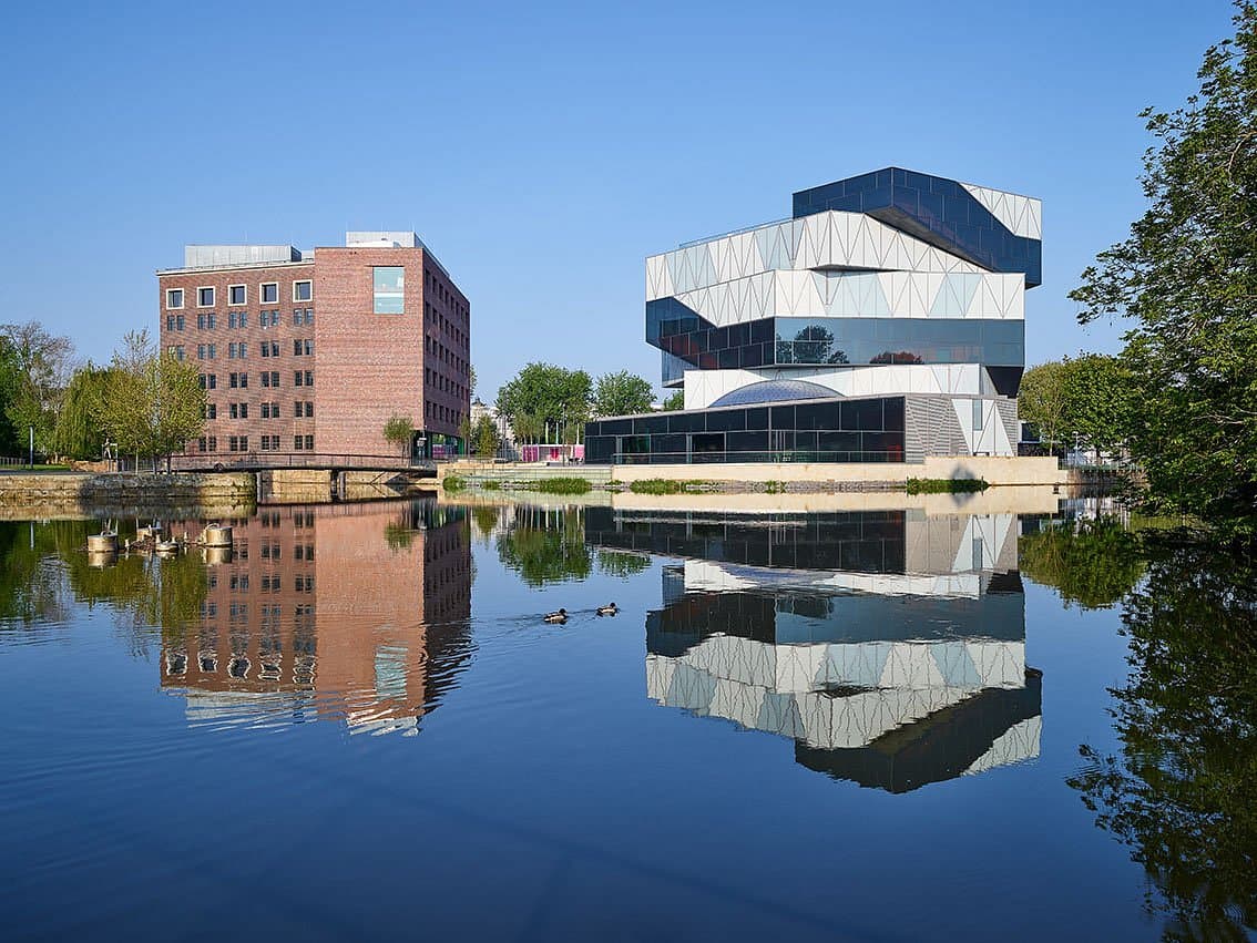 Experimenta Heilbronn – futuristisches Science-Center-Gebäude mit Spiegelung im Neckar