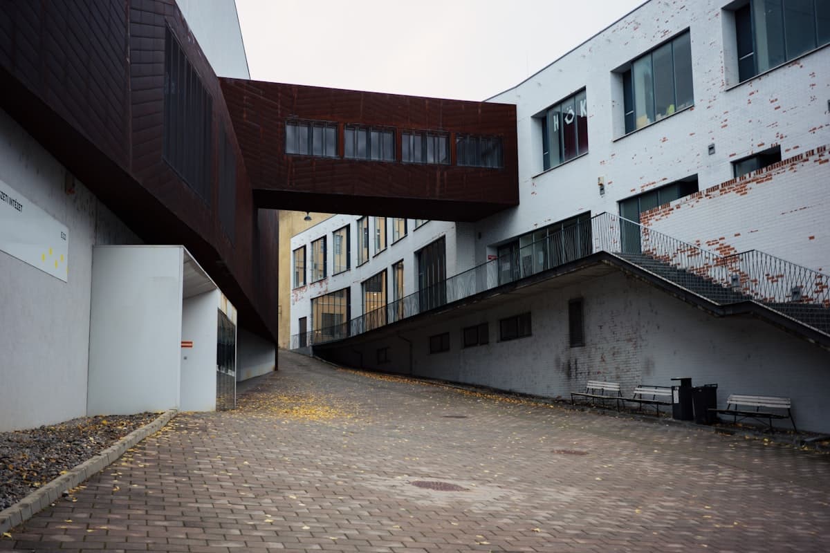 Moderne Glasfassade eines Firmengebäudes im Geschäftsviertel