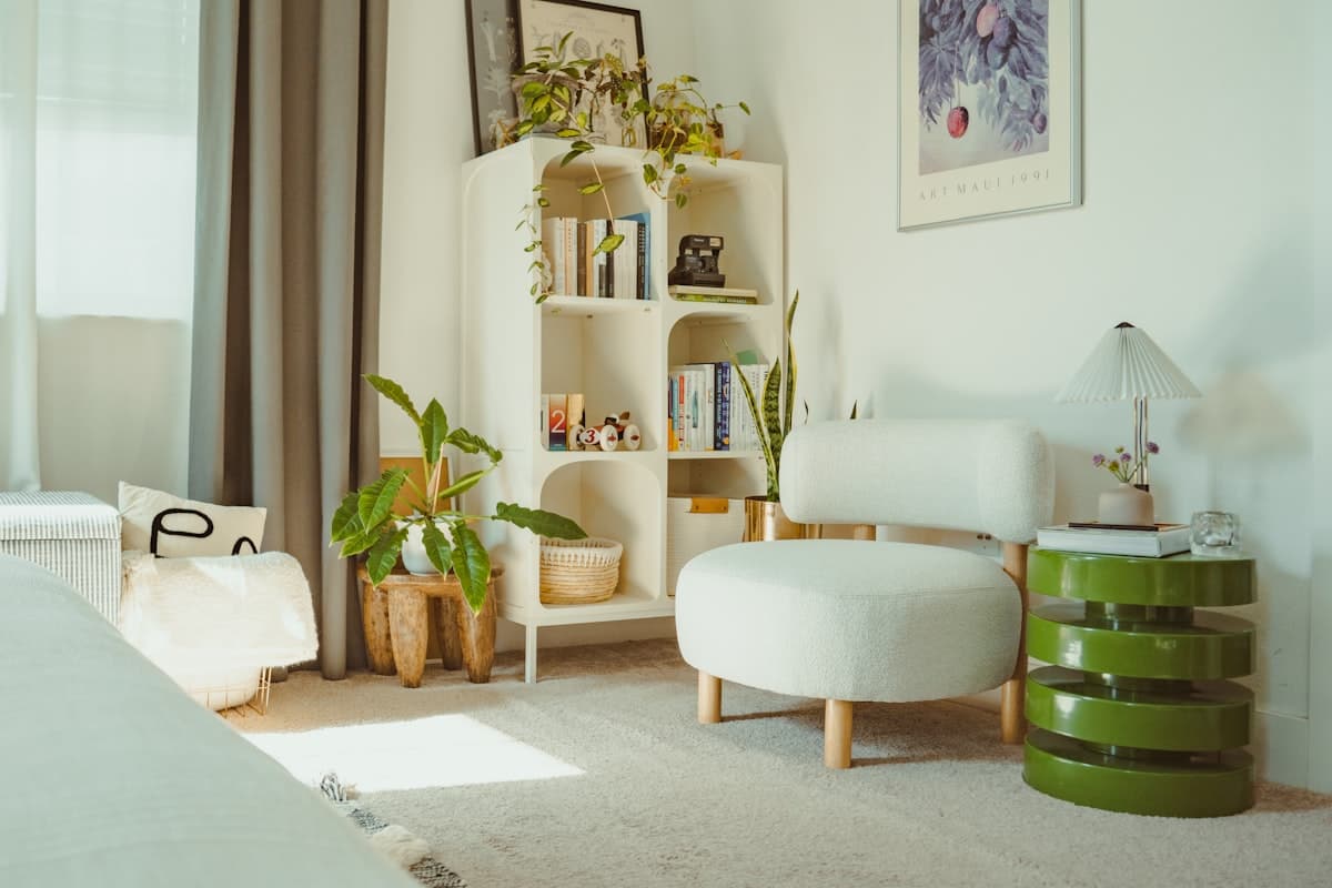 Modernes möbliertes Wohnzimmer mit Sofa und Couchtisch