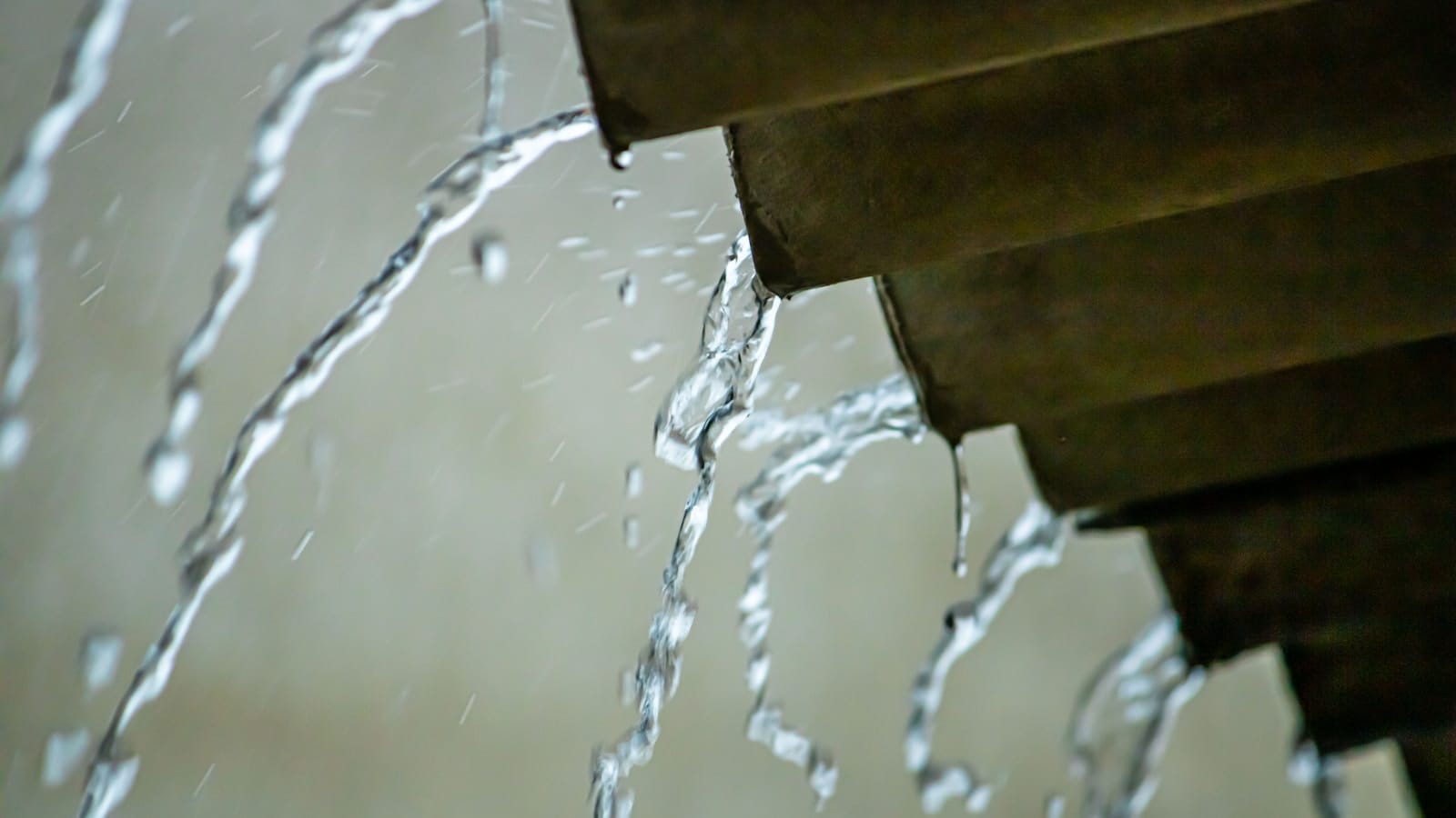 Wasser dringt durch ein Leck ein – Wasserschaden als Grund für eine Ersatzunterkunft