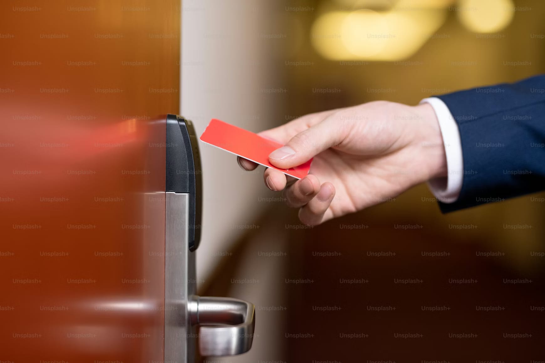 Geschäftsreisender mit Keycard am Hotelzimmer