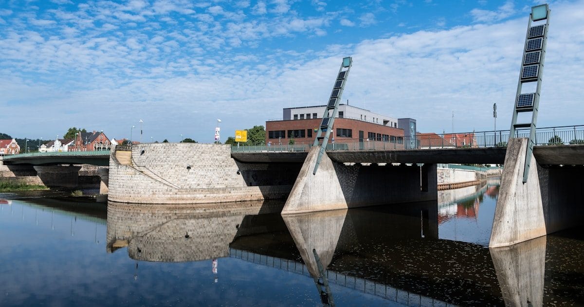 Moderne Brücke und Gebäude am Flussufer eines urbanen Quartiers