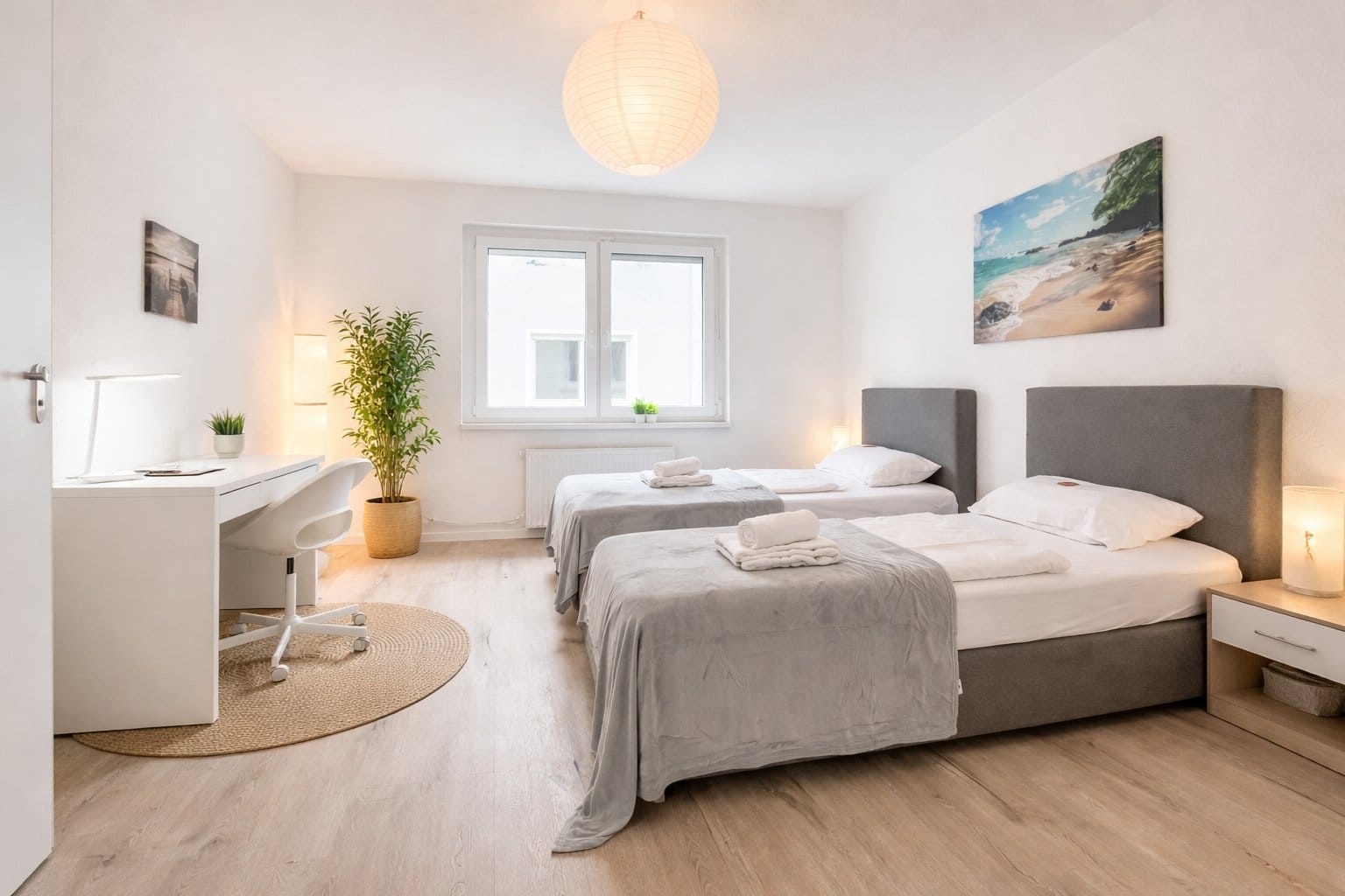 Modernes Monteur-Apartment in Heilbronn mit voll ausgestatteter Küche, Arbeitsbereich und Schlafraum