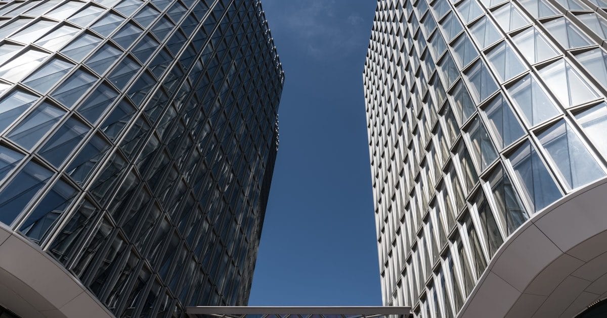 Moderne Glasfassade eines Firmengebäudes im Geschäftsviertel