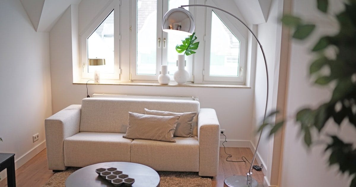 Modernes möbliertes Wohnzimmer mit Sofa und Couchtisch