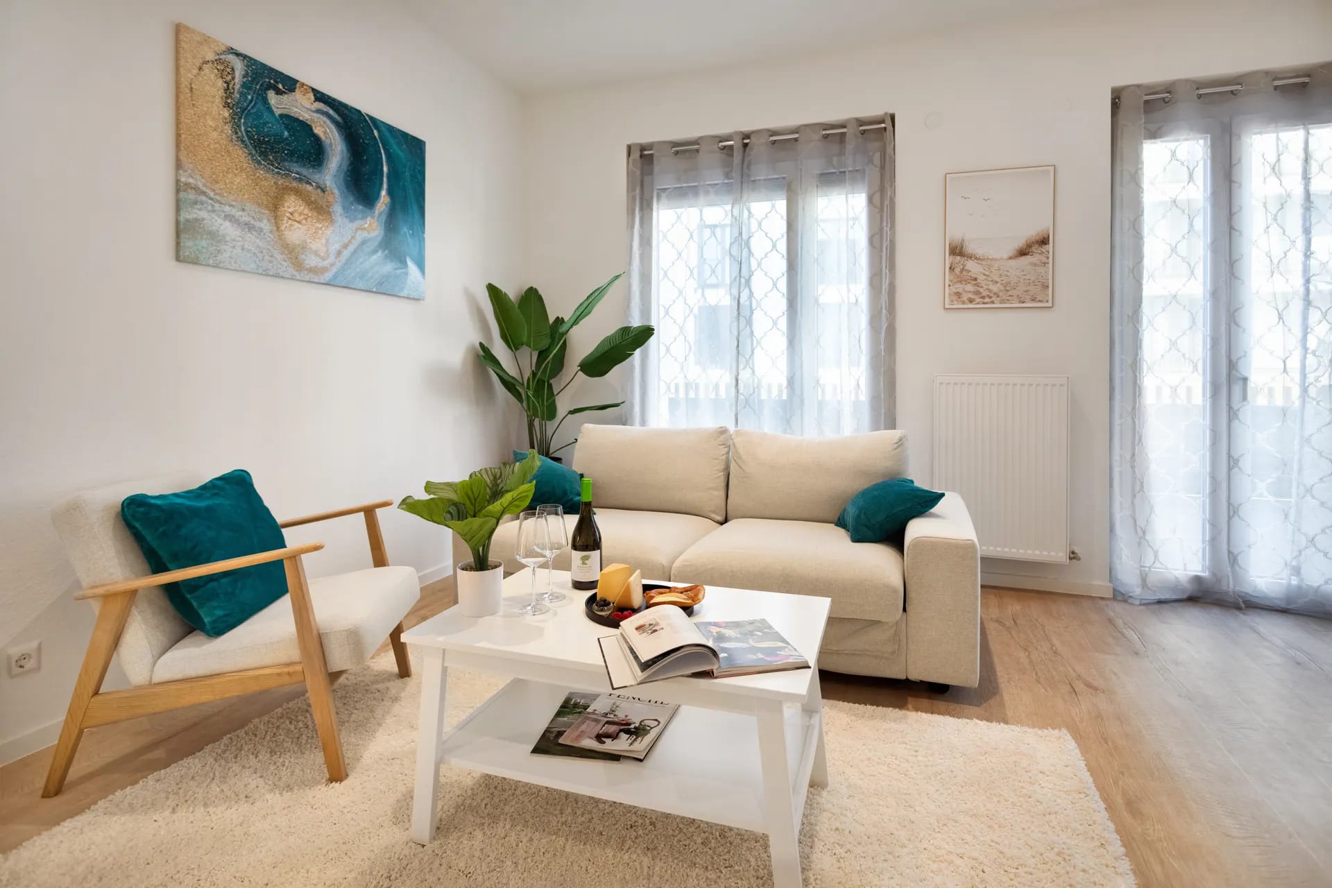 Modernes möbliertes Apartment mit hellem Wohnbereich und Arbeitsplatz
